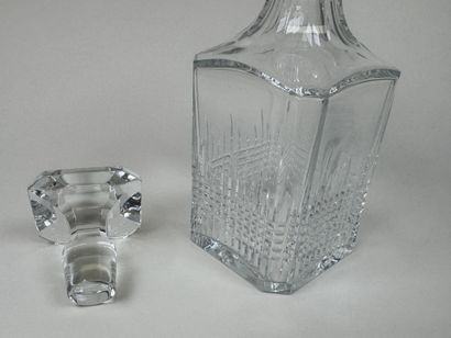 BACCARAT.
Carafe à whisky en cristal taillé.
Estampillée.
H....