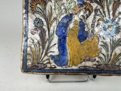 IRAN.
Carreau en faïence polychrome à décor...