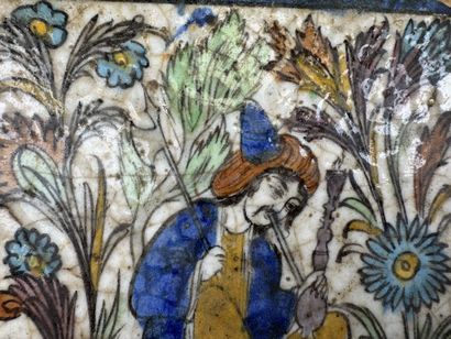IRAN.
Carreau en faïence polychrome à décor...