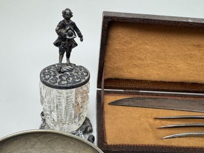 Partie de ménagère en métal argenté à décor...