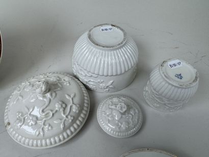 Lot en faïence et porcelaine comprenant :
-...