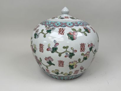 CHINE, XXe.
Pot couvert en porcelaine polychrome...