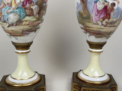 Paire de vases en porcelaine polychrome et...