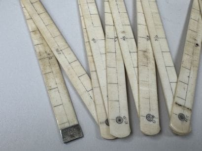 Trois petites tabatières en bois dont une...