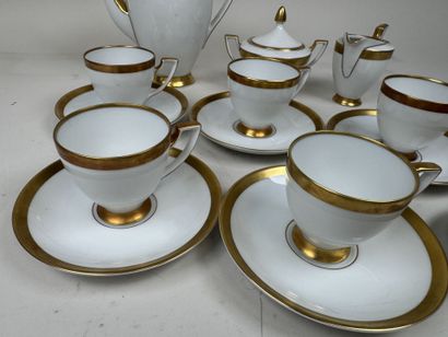 HEINRICH.
Partie de service à café en porcelaine...