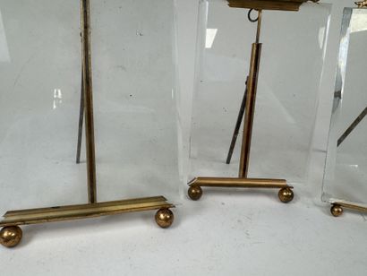 Trois cadres porte-photos en verres biseautés...