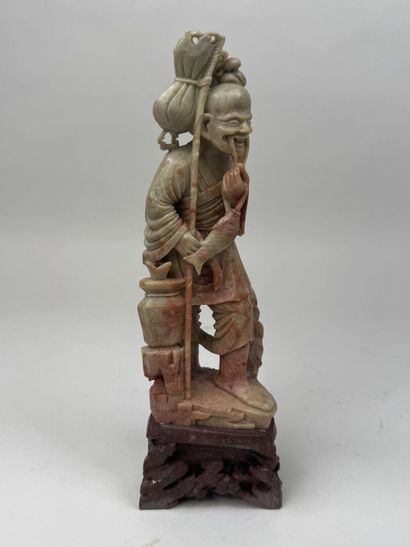 CHINE, XXe.
Pêcheur.
Sujet en pierre de lard...