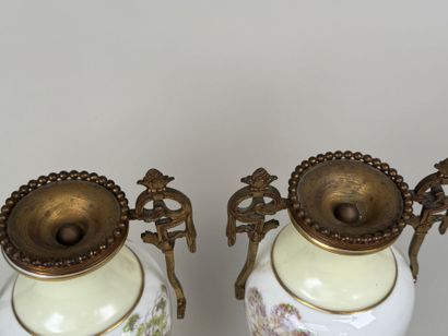 Paire de vases en porcelaine polychrome et...