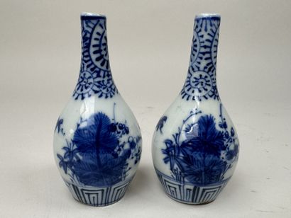 ASIE, XXe.
Paire de petits vases en porcelaine...