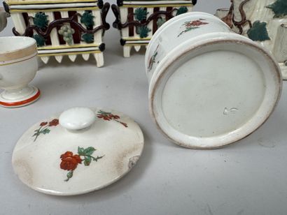 LANGEAIS.
6 pièces en faïence crème et polychrome...
