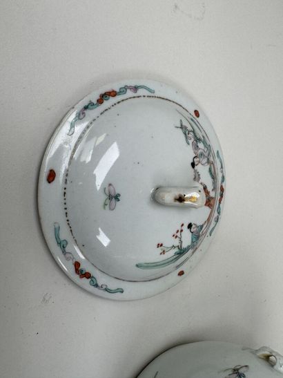 CHINE, XXe.
Pot couvert en porcelaine polychrome...