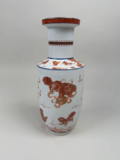 ASIE, XXe.
Vase en porcelaine polychrome...
