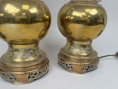 INDICHIEN, XXe.
Paire de lampes en laiton...