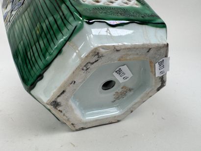 JAPON, XXe.
Vase en porcelaine ajourée et...