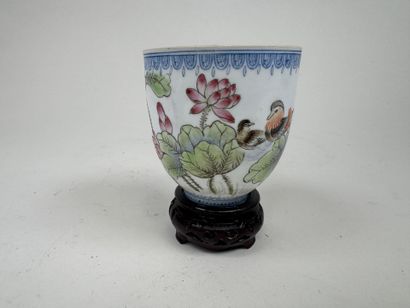 ASIE, XXe.
Petit bol ou tasse en porcelaine...