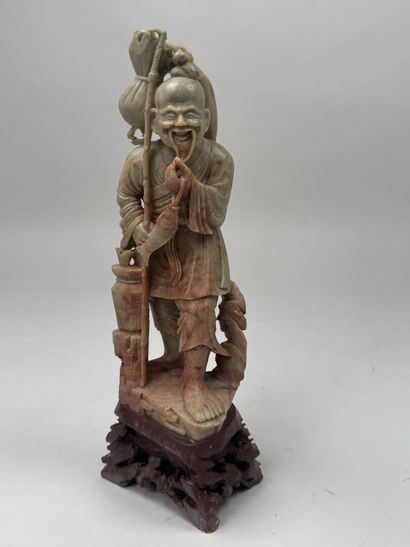CHINE, XXe.
Pêcheur.
Sujet en pierre de lard...