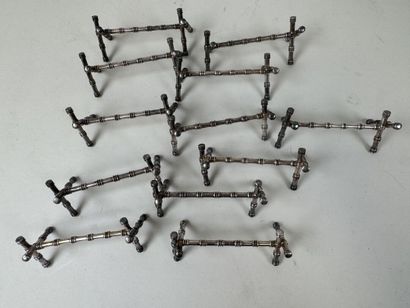 RAVINET D'ENFERT.
Série de 12 porte-couteaux...
