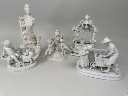 Lot de 4 sujets en biscuit à décor de personnages,...