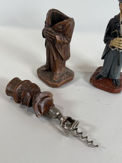 SYROCO.
Ensemble de deux tire-bouchons figuratifs...