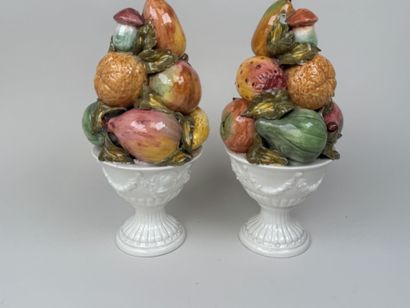 Paire de corbeilles à fruits en faïence polychrome.
Travail...