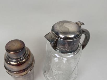 Lot comprenant :
- un shaker en métal argenté.
Travail...