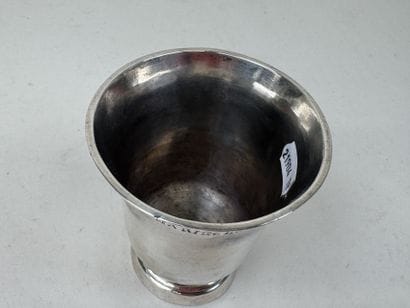 Timbale tulipe en argent, le buvant gravé...