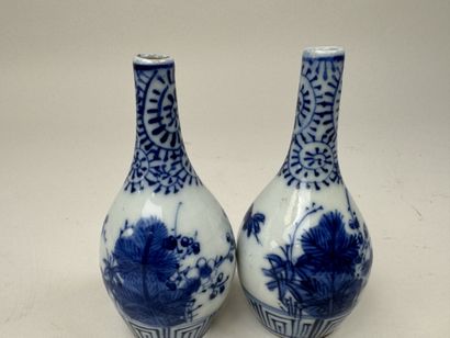 ASIE, XXe.
Paire de petits vases en porcelaine...