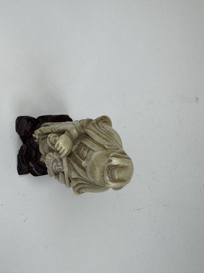 CHINE, XXe.
Personnage aux instruments.
Sujet...