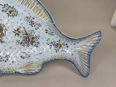 DESVRES.
Grand plat en faïence polychrome...