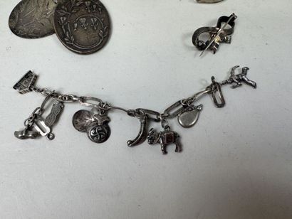 lot en argent comprenant:
- un bracelet avec...