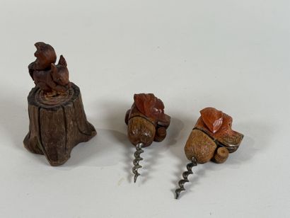 ANRI.
Ensemble de trois tire-bouchons figuratifs...