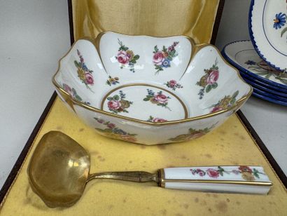 Lot en porcelaine et faïence polychrome comprenant...
