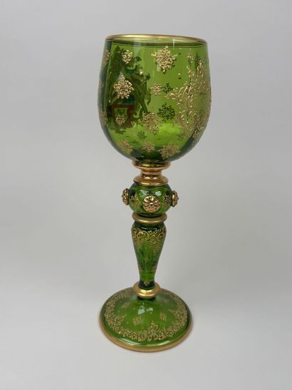 Verre calice en cristal coloré à décor émaillé...