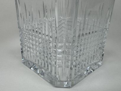 BACCARAT.
Carafe à whisky en cristal taillé.
Estampillée.
H....
