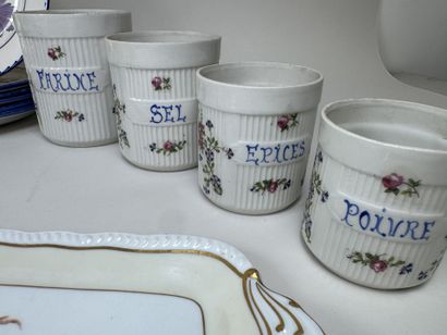 Lot en porcelaine et faïence polychrome comprenant...
