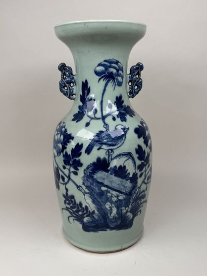 CHINE, XXe.
Grand vase balustre en porcelaine...