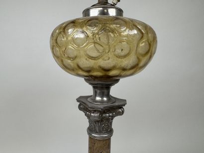 Lampe à pétrole en régule, le fut en marbre,...