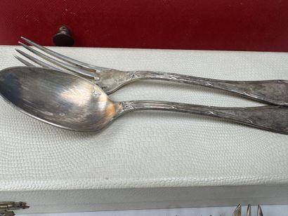 Partie de ménagère en métal argenté à décor...