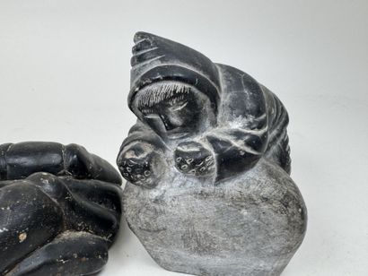 Art Inuit, XXe.
Personnage couché et homme...