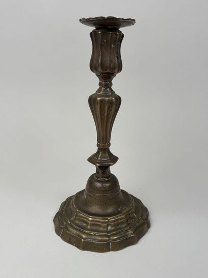 Bougeoir anciennement en bronze argenté.
H....