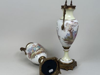 Paire de vases en porcelaine polychrome et...