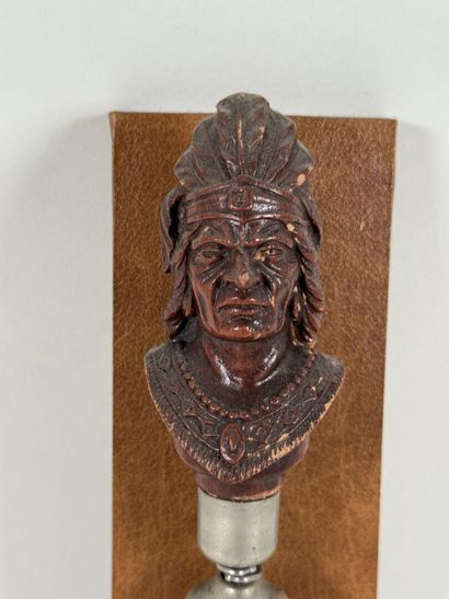 SYROCO. 
Tire-bouchon figuratif en bois monochrome...
