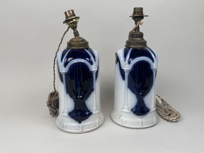 Paire de pieds de lampe en porcelaine bleu...