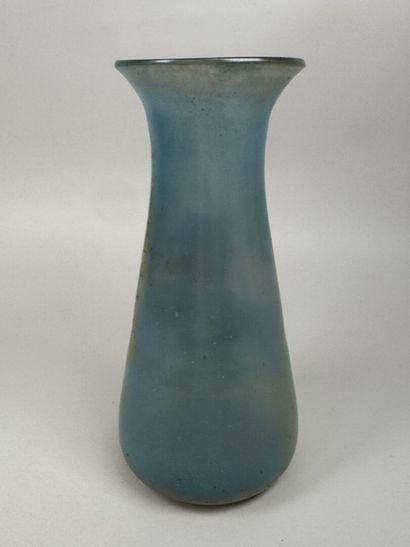 Vase en verre coloré à décor peint d'un paysage...