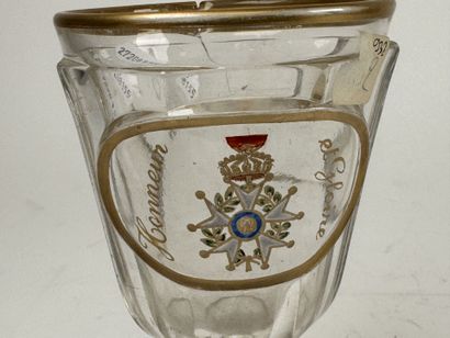 Verre à pied en verre moulé rehaussé à l'or...