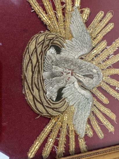Broderie en cannetille, paillettes et tissu...