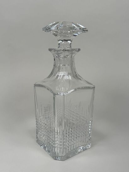 BACCARAT.
Carafe à whisky en cristal taillé.
Estampillée.
H....