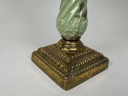 Lampe à pétrole en faïence polychrome et...