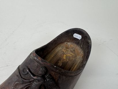 Sabot en bois sculpté en forme de pied à...