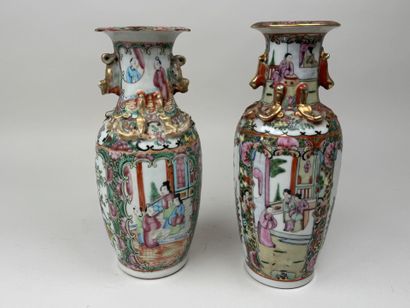 CHINE, CANTON, XXe.
Deux vases en porcelaine...